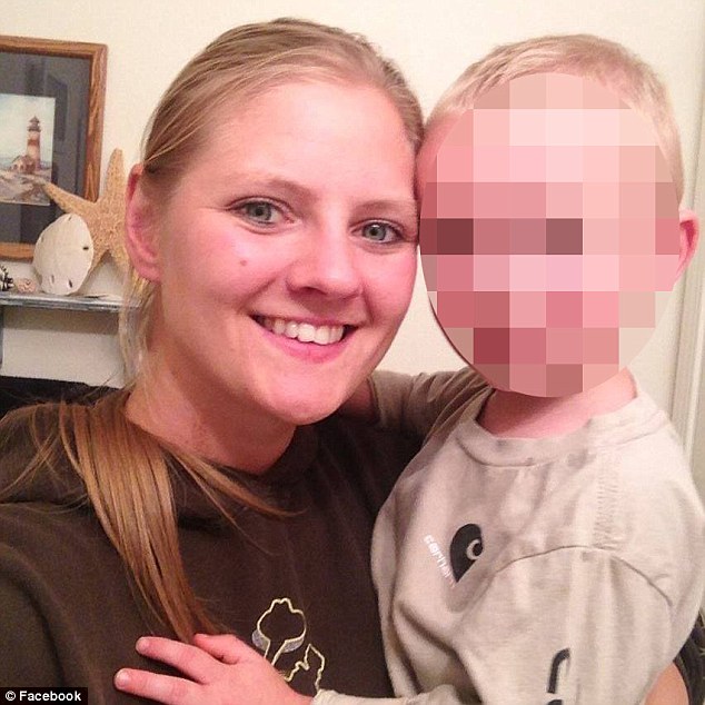 کودک دو ساله با شلیک گلوله مادر خود را کشت+ عکس