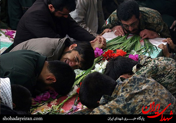 تصاویر/تشییع پیکر شهدای درگیری مرزسروان در شیراز