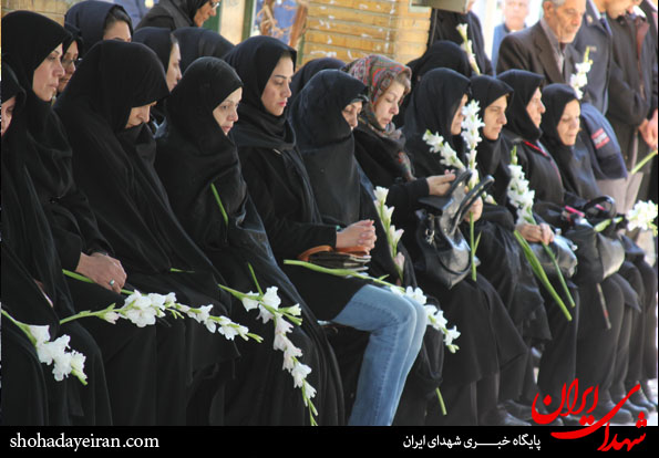 تصاویر/ گل باران مزار شهید ستاری در گلزار شهدا