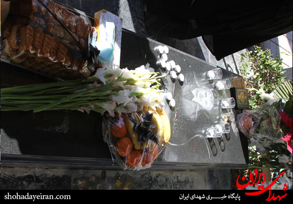 تصاویر/ گل باران مزار شهید ستاری در گلزار شهدا