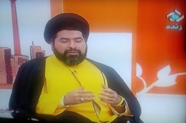 یک روحانی با لباس زرد در برنامه تلویزیونی +عکس