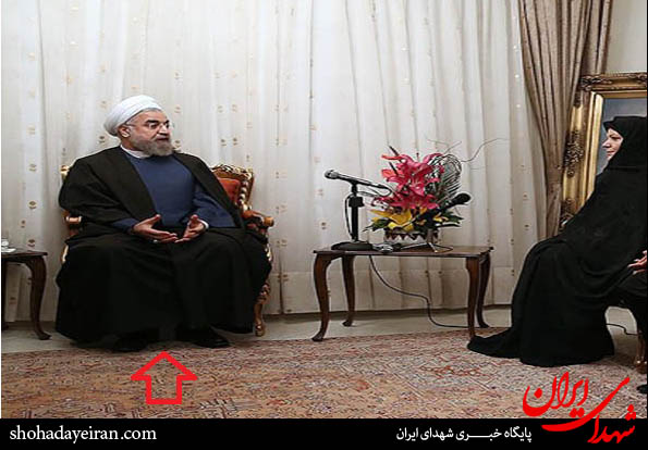 حضور روحانی با کفش در خانه شهید/اهدای اسباب بازی مارک دار خارجی