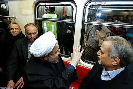 گفت‌وگوی صمیمی روحانی با مردم در متروی تهران