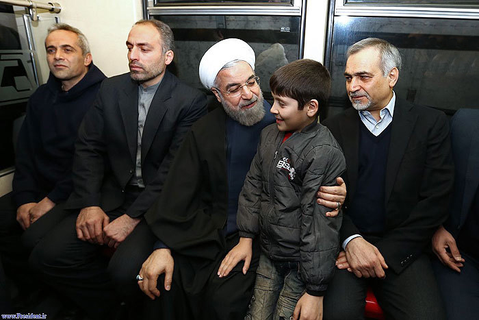 گفت‌وگوی صمیمی روحانی با مردم در متروی تهران