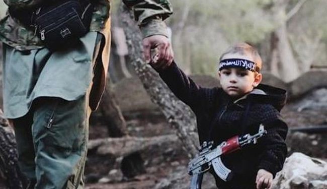 کودک سه ساله در بین تروریست‌های داعش! + عکس