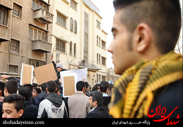 تصاویر/تجمع دانش آموزان در مقابل سفارت فرانسه