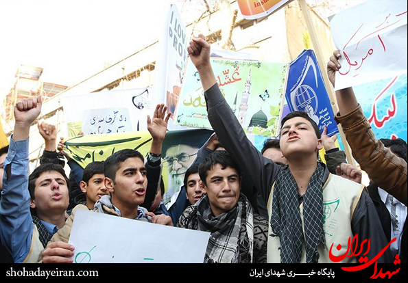 تصاویر/تجمع دانش آموزان در مقابل سفارت فرانسه