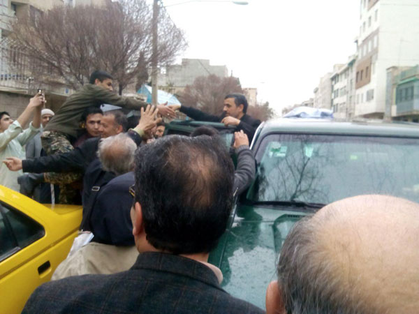 ورود احمدی نژاد به جمع راهپیمایان 22 بهمن +عکس