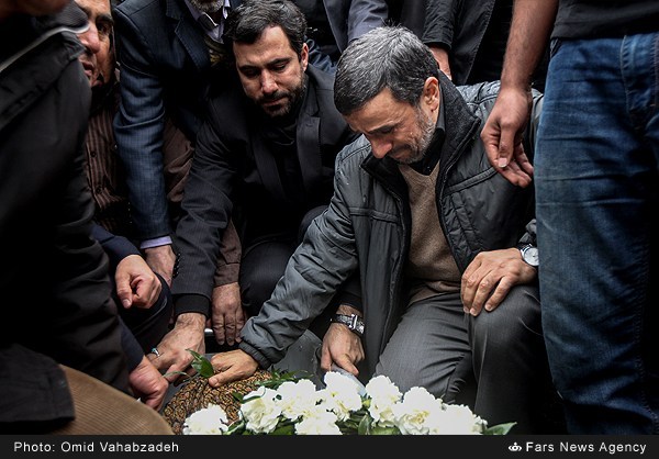 بغض احمدی‌نژاد در وداع با مادرش +عکس