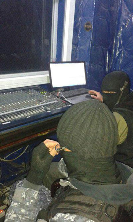 مجری برنامه های زنده داعش در رادیو + عکس