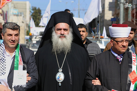 عکس/احترام اسقف اعظم کلیسای قدس به پیامبر اکرم(ص)
