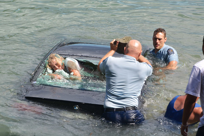 عکس/ نجات زن از غرق شدن با اتومبیل