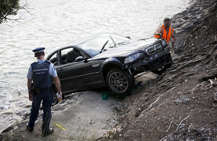 عکس/ نجات زن از غرق شدن با اتومبیل