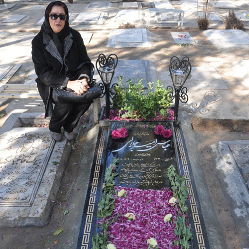 بازیگر معروف زن در کنار مزار پدرش + عکس