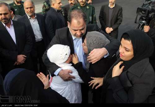 دیپلمات آزاد شده ایرانی در آغوش خانواده +تصاویر
