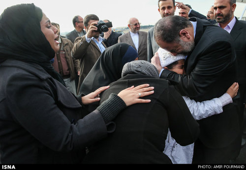 دیپلمات آزاد شده ایرانی در آغوش خانواده +تصاویر