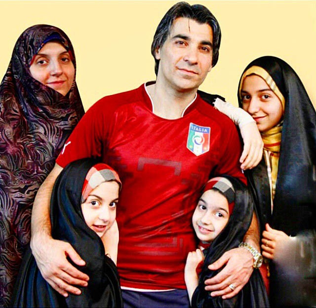 وحید شمسایی در کنار همسر و سه دخترش +عکس