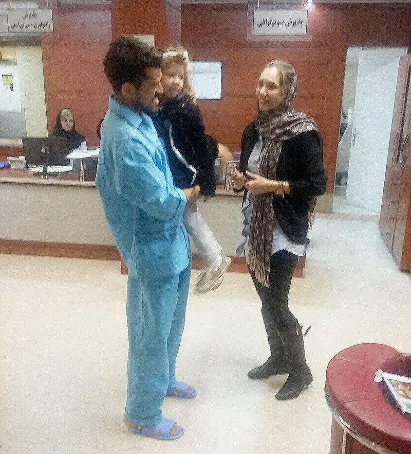همسر و فرزندان هافبک مصدوم پرسپولیس در بیمارستان+عکس