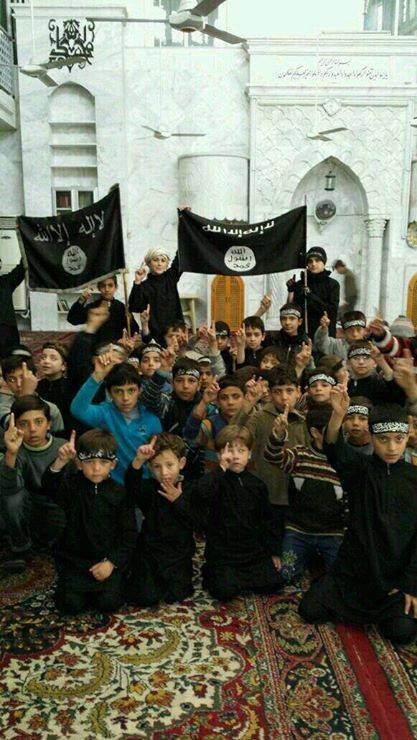 داعش چگونه کودکان را جذب می‌کند؟ + عکس