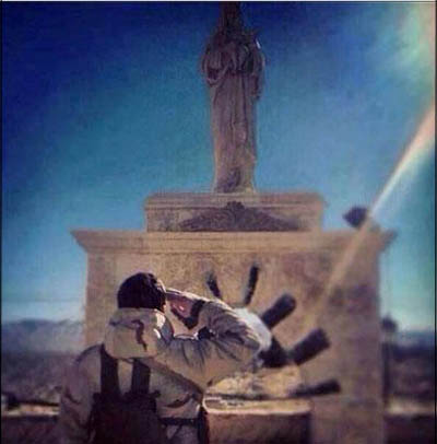 ادای احترام رزمنده حزب الله به مجسمه حضرت مریم(ع)