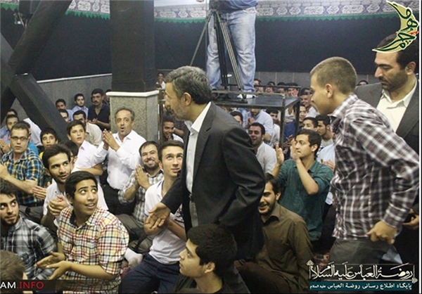 عکس/ احمدی نژاد در هیئت سیب سرخی