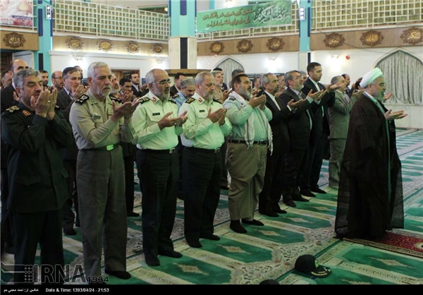 عکس/ نماز فرماندهان نظامی به امامت روحانی