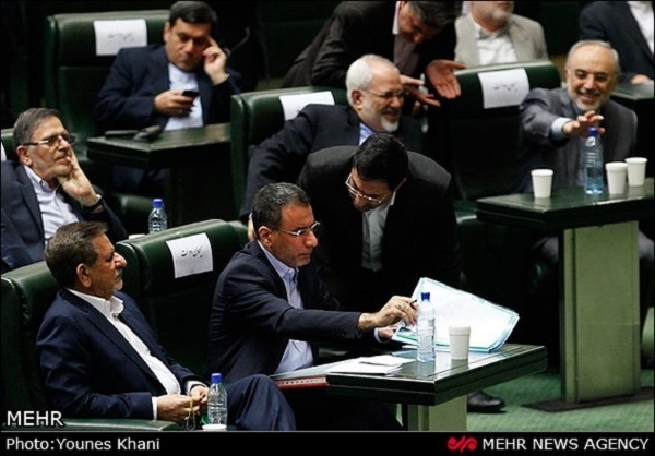 عکس/خنده‌های همیشگی ظریف در جلسه استیضاح