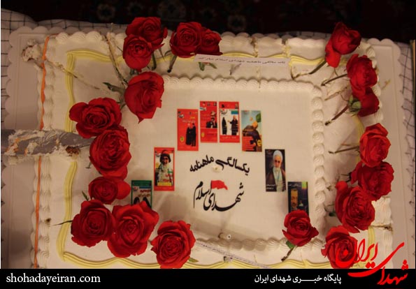 یک سالگی ماهنامه شهدای اسلام در منزل 3 شهید + عکس