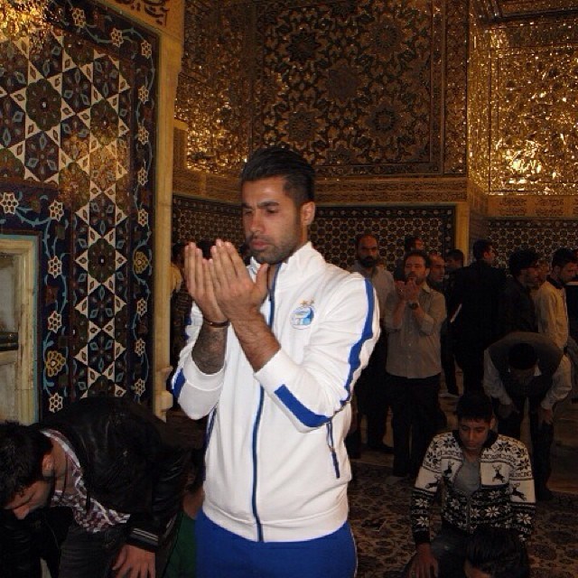 نماز خواندن دروازه‌بان استقلال در حرم امام‌رضا(ع)+عکس