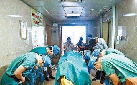 کار پسندیده پزشکان چینی در مقابل یک جسد+عکس