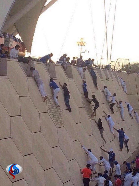 بالا رفتن عربستانی‌ها از دیوار ورزشگاه!+عکس
