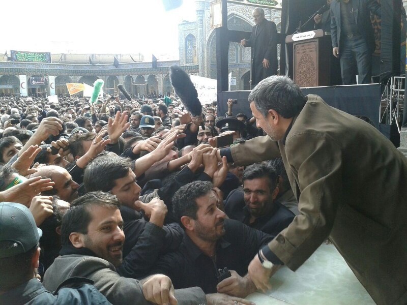 تصاویر/ ابراز علاقه عزاداران قمی به دکتر احمدی نژاد
