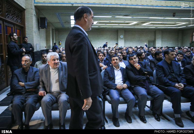 نگاه جالب احمدی نژاد به باهنر+عکس