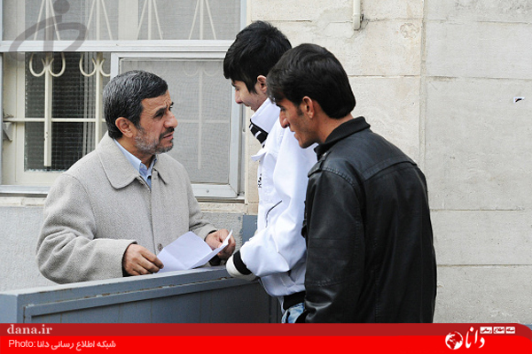 رسیدگی به مشکلات مردم توسط احمدی‌نژاد+ تصاویر