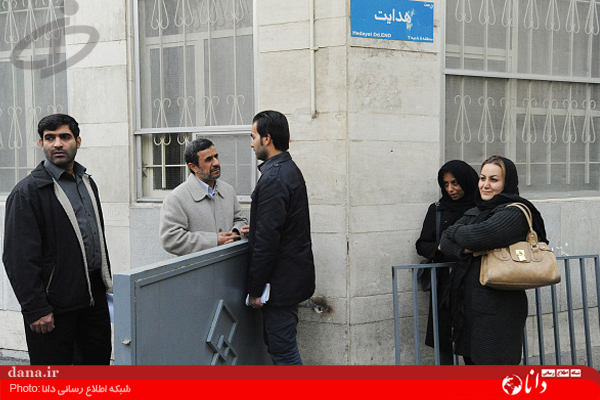 رسیدگی به مشکلات مردم توسط احمدی‌نژاد+ تصاویر