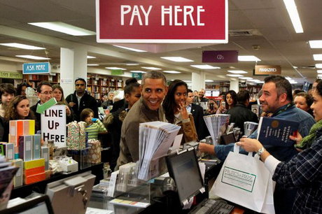 رئیس جمهور آمریکا در کتاب‌فروشی +تصاویر