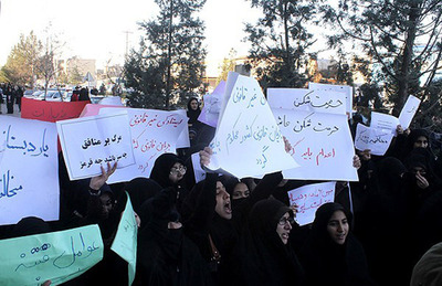 تجمع‌ اعتراضی به حضور‌ فائزه‌ هاشمی در مشهد+تصاویر