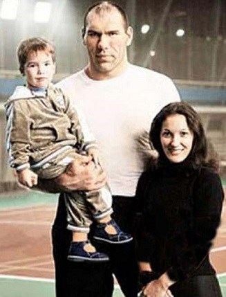ترسناکترین ورزشکار جهان و همسرش+عکس