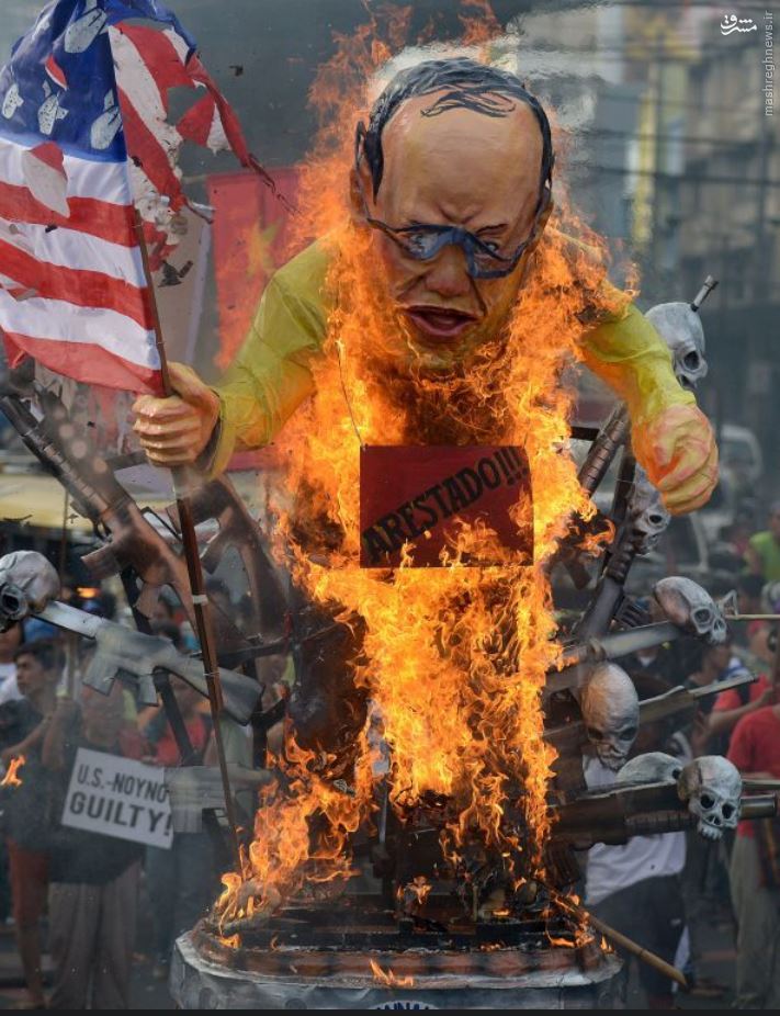 عکس/ آتش‌زدن مجسمه رئیس‌جمهور طرفدار آمریکا