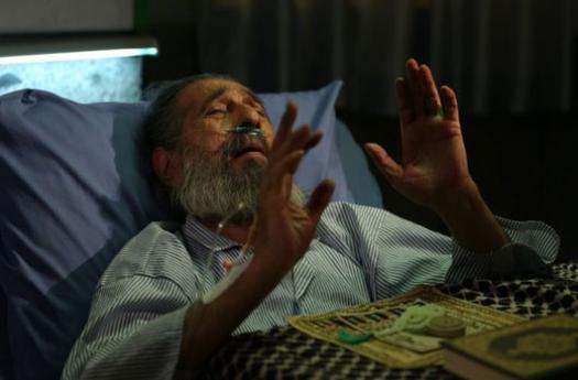 نماز مرحوم انوشیروان ارجمند در بیمارستان+عکس