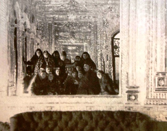 سلفی‌ ناصرالدین‌شاه‌ با‌ همسرانش +عکس