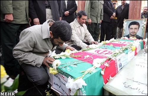 احمدی‌نژاد در کنار تابوت پیکر شهید گرمابدری +عکس
