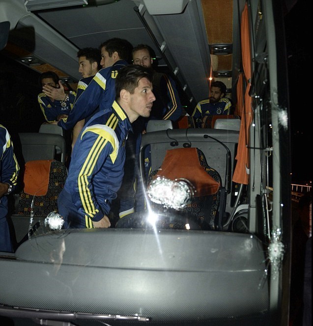 حمله مسلحانه به اتوبوس به یک تیم فوتبال+تصاویر