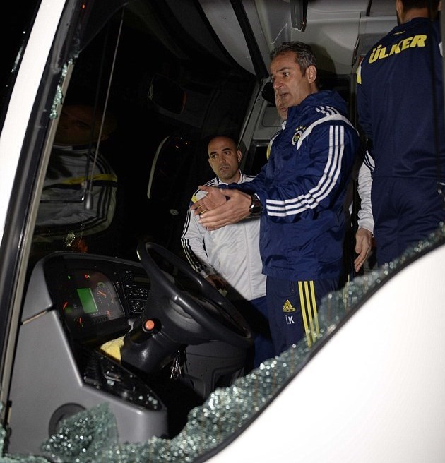 حمله مسلحانه به اتوبوس به یک تیم فوتبال+تصاویر
