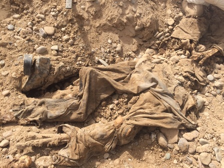 داعش قربانیان جنایت اسپایکر را چگونه دفن کرد + عکس