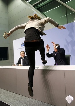 حمله یک دختر به رئیس بانک مرکزی + عکس
