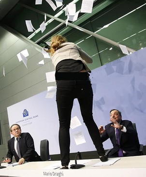 حمله یک دختر به رئیس بانک مرکزی + عکس