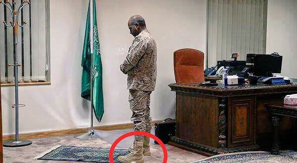 سخنگوی ارتش عربستان آداب نماز خواندن نمی داند+عکس