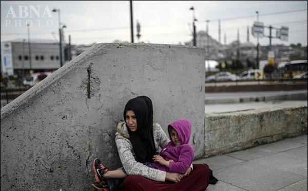 گدایی زنان و کودکان سوری برای زنده‌ماندن + عکس