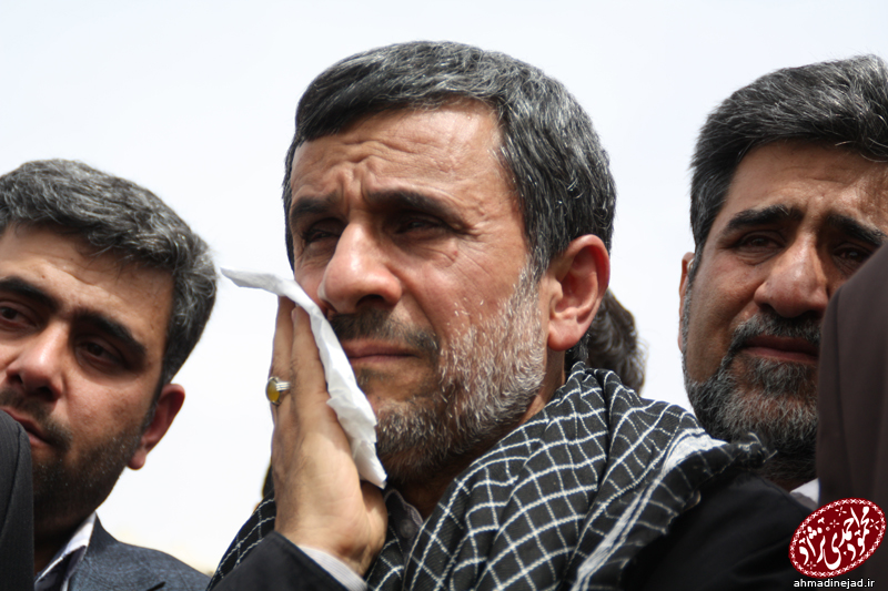 گریه احمدی‌نژاد در یادمان شهدای طلائیه+تصاویر